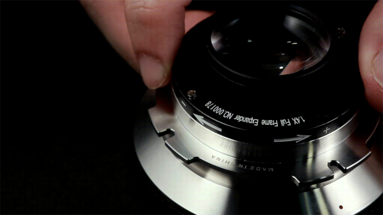 Laowa_Anamorphic_Adapter_finger.jpg