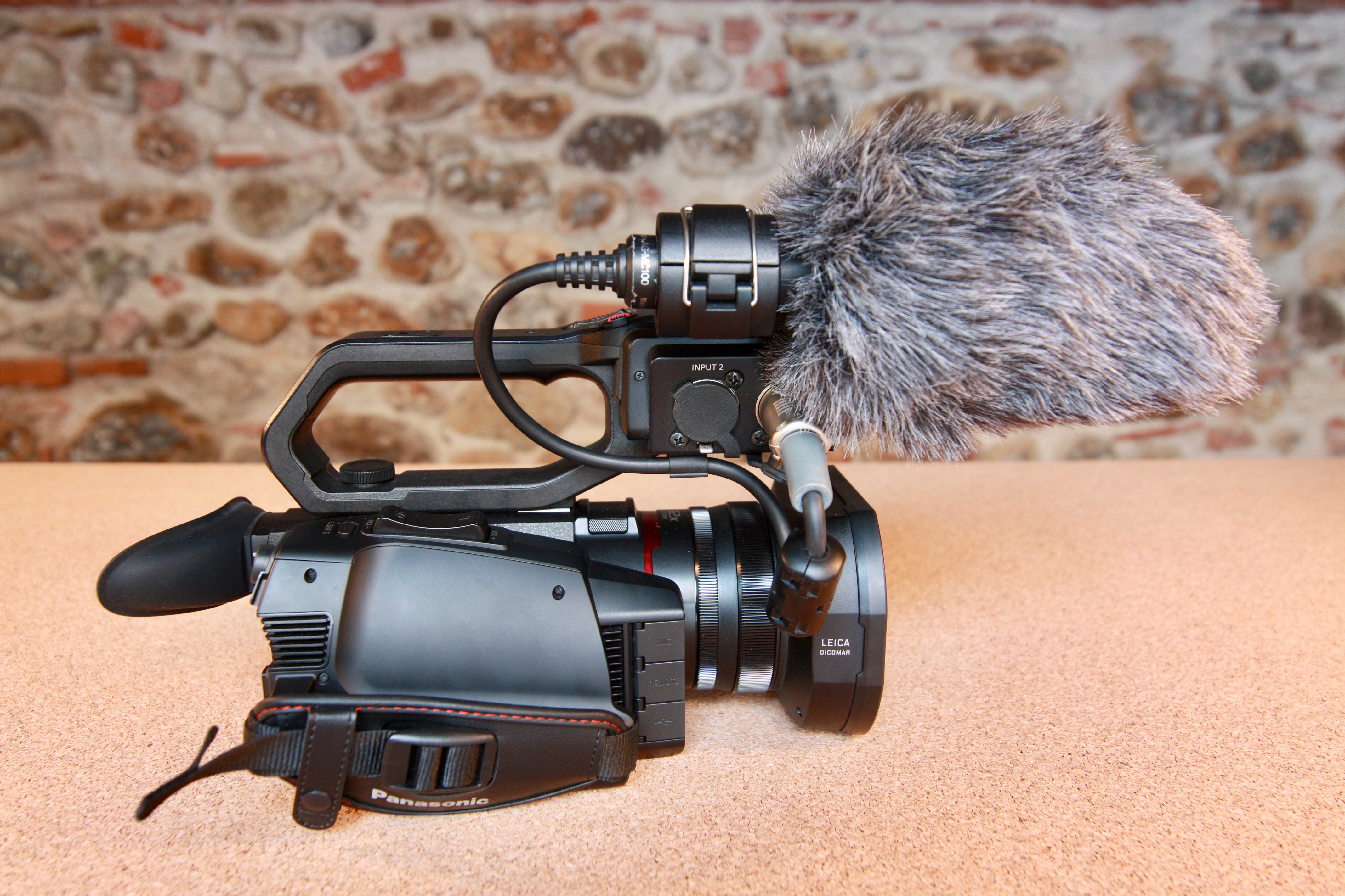 PANASONIC HC-X2000E Caméscope Semi-Pro 4K 422 interne 10bits + accessoires