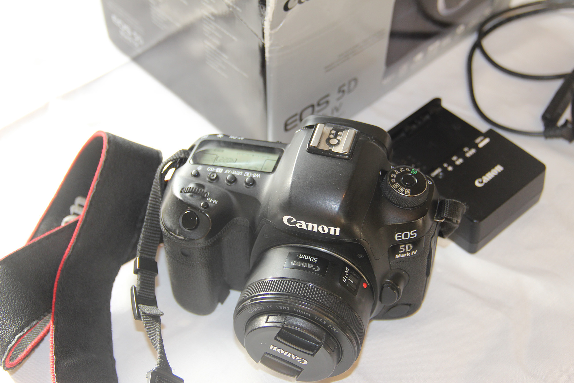 Appareil photo numérique Canon EOS 5D Mark IV + objectif EF 50mm f/1.8 STM + Carte SD 64 GB