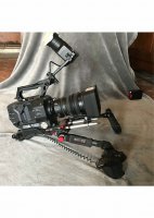 caméra Sony FS7 II avec optique Sony 18-110 et épaulière Shape à deux poignées