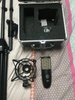 Enregistrement voix : micro AKG P220 + pied