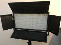Matériel d'éclairage à vendre : panel led, trépied, batteries, ...